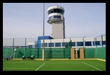 Kort tenisowy pod wieżą kontrolną lotniska w Rębiechowie